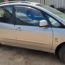 Передние дверь правая toyota corolla verso 2002r