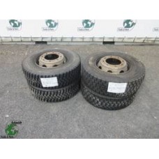 Bridgestone 285/70R 19,5 / 145/143 L M+S  4 X WIEL EN BAND